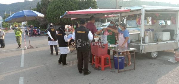 万乐镇夜市多位小贩穿拖鞋,被卫生局官员告诫