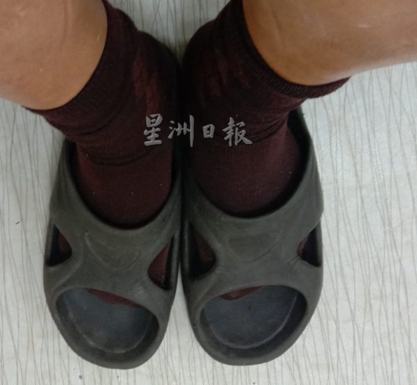 万乐镇夜市多位小贩穿拖鞋,被卫生局官员告诫