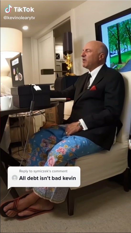 上身西装笔挺 下身峇迪拖鞋·外国商人居家办公逗趣装扮引热议