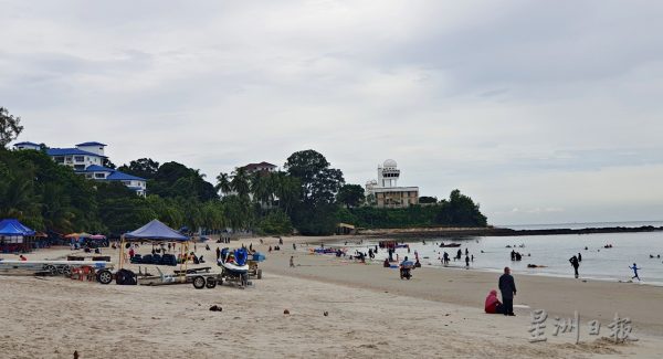 不满沙滩业者赶客,大臣偕安华与遮阳棚出租业代表对话,火药味浓