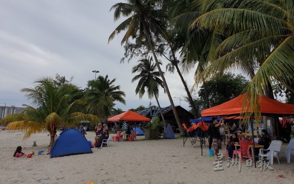 不满沙滩业者赶客,大臣偕安华与遮阳棚出租业代表对话,火药味浓