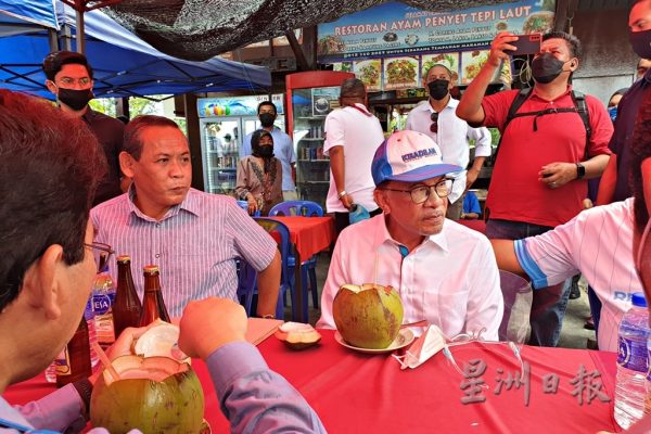 不满沙滩业者赶客,大臣偕安华与遮阳棚出租业代表对话,火药味浓