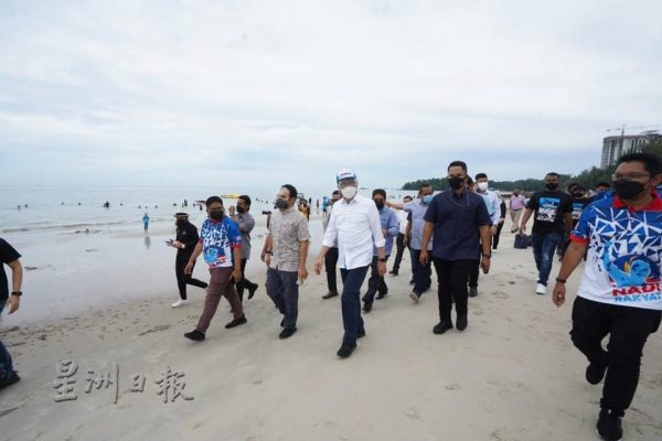 不满沙滩业者赶客,大臣偕安华与遮阳棚出租业代表对话,火药味浓