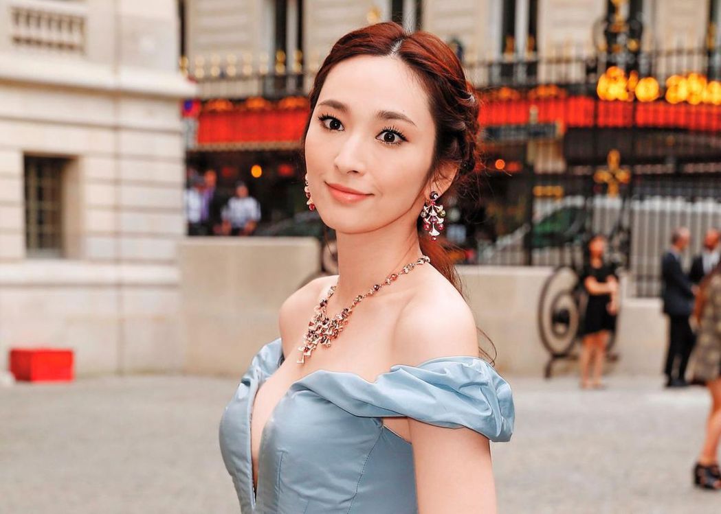 不甩富商男友欠债传闻 吴佩慈晒奢华庆生照