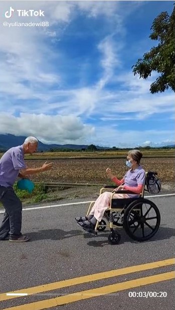 不离不弃的爱 爷爷与卧病在床的妻子交换戒指