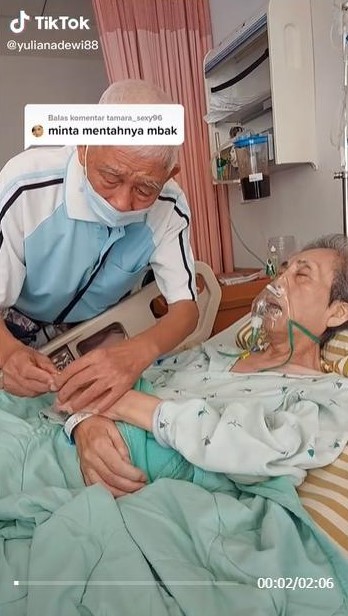 不离不弃的爱 爷爷与卧病在床的妻子交换戒指