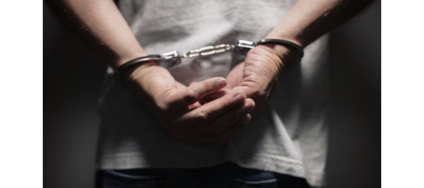 与未成年少女胡搞洗鸳鸯浴 无耻男被逮正全裸等警察捉