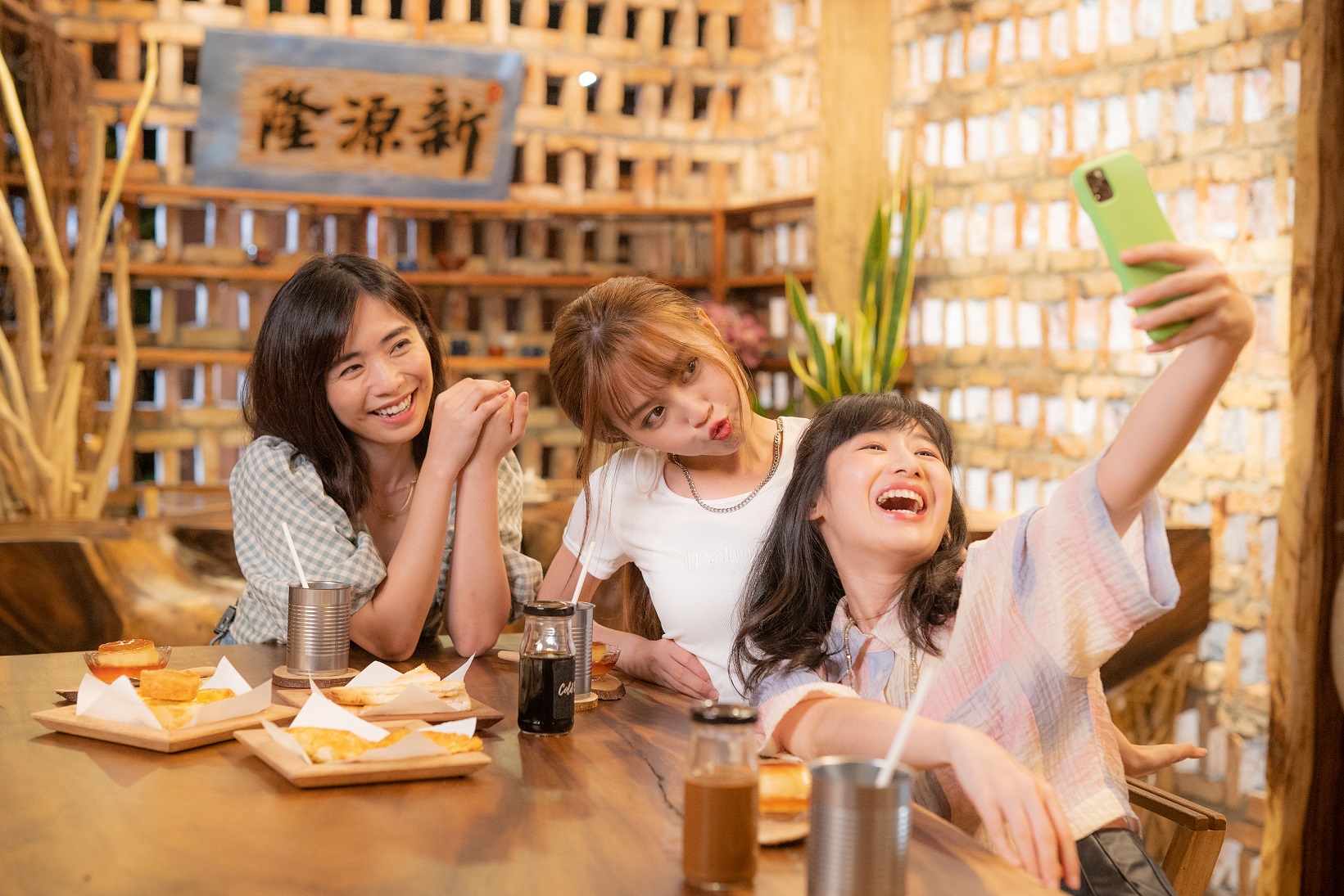 与苏凯璇韩晓嗳“女行出游” 陈子颖为节目重拾吉他 