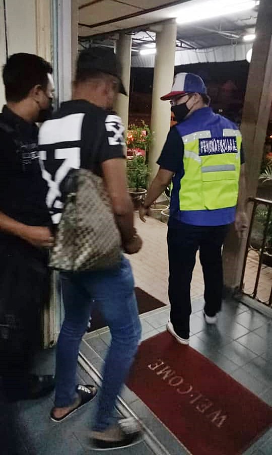 东:2对穆斯林情侣在酒店幽会被捕,另1对则是在河岸约会被开罚单!