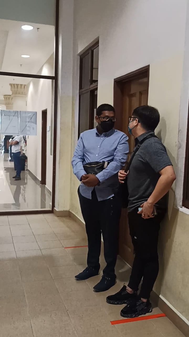 东:3名青年涉网上高回酬投资骗案被控上推事庭,他们否认有罪后获准保外候审。