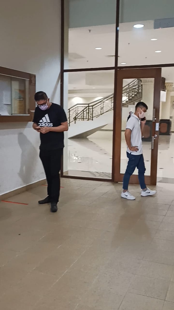 东:3名青年涉网上高回酬投资骗案被控上推事庭,他们否认有罪后获准保外候审。