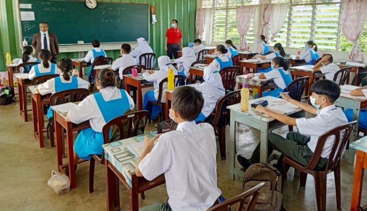 东:中小学本月25日轮流复课,校方和家协安排感烦恼。
