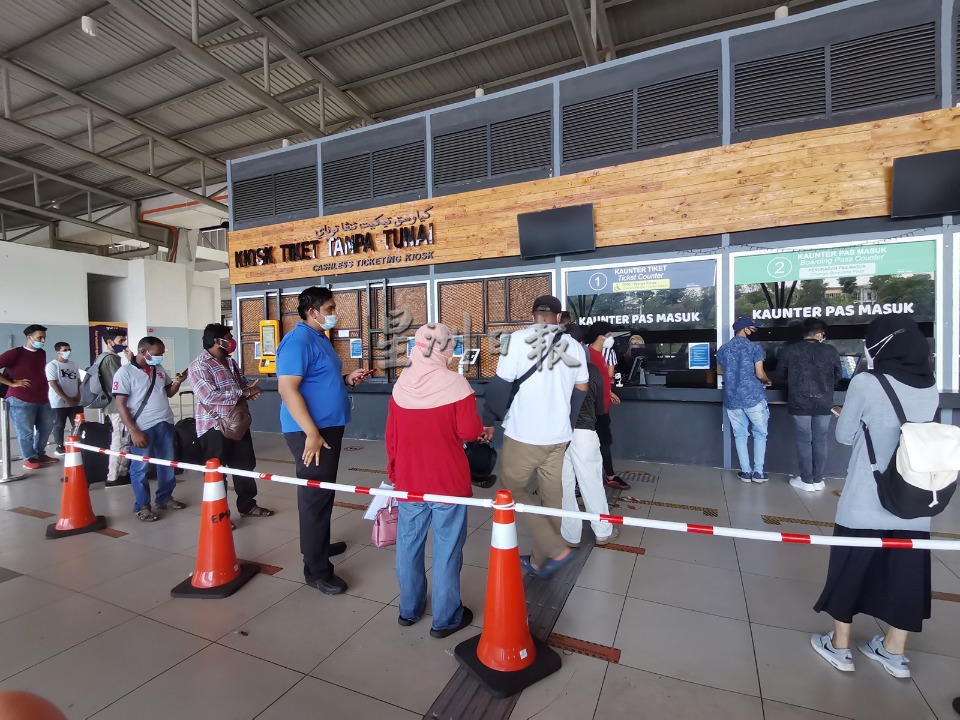 东:关丹巴士总站依旧冷清 乘客多为工作人士