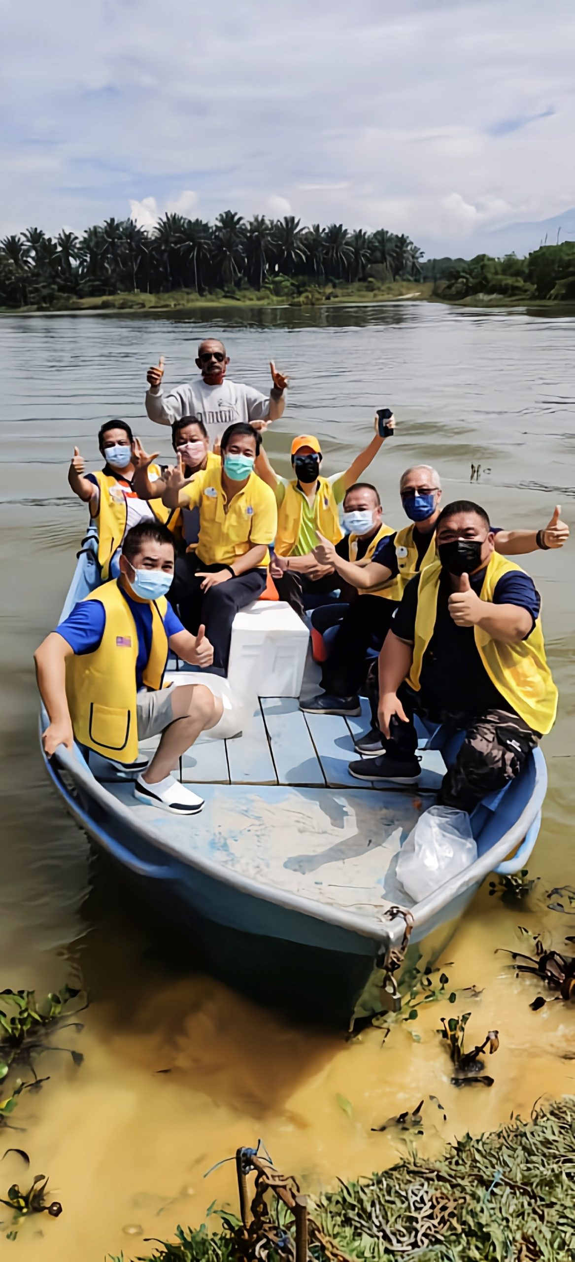 东：劳勿狮子会放生1200鱼苗