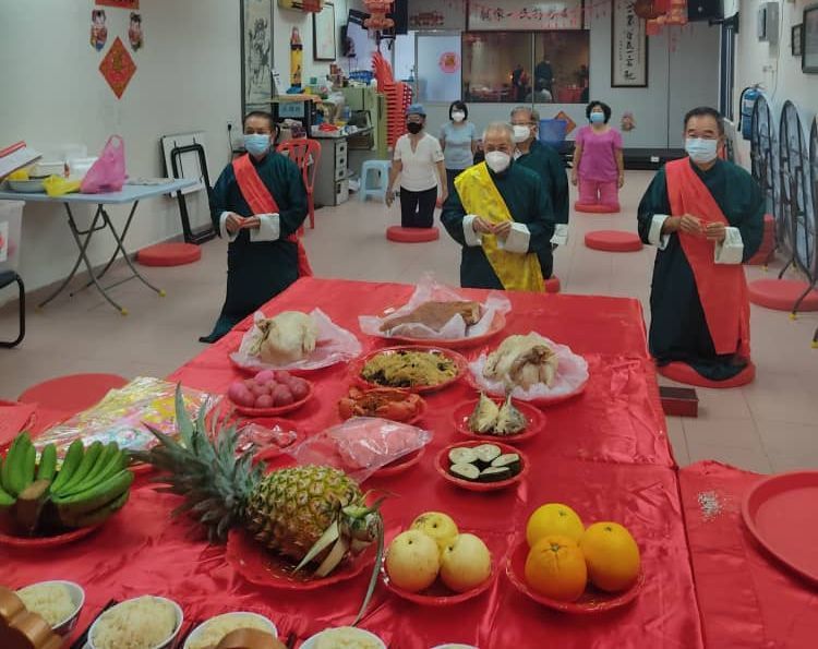 东:吉兰丹符氏宗亲会日前举行秋季祭祖及庆祝中秋节,鉴于冠病疫情严重,今年的秋季祭祖仅由数名理事代为祭拜。