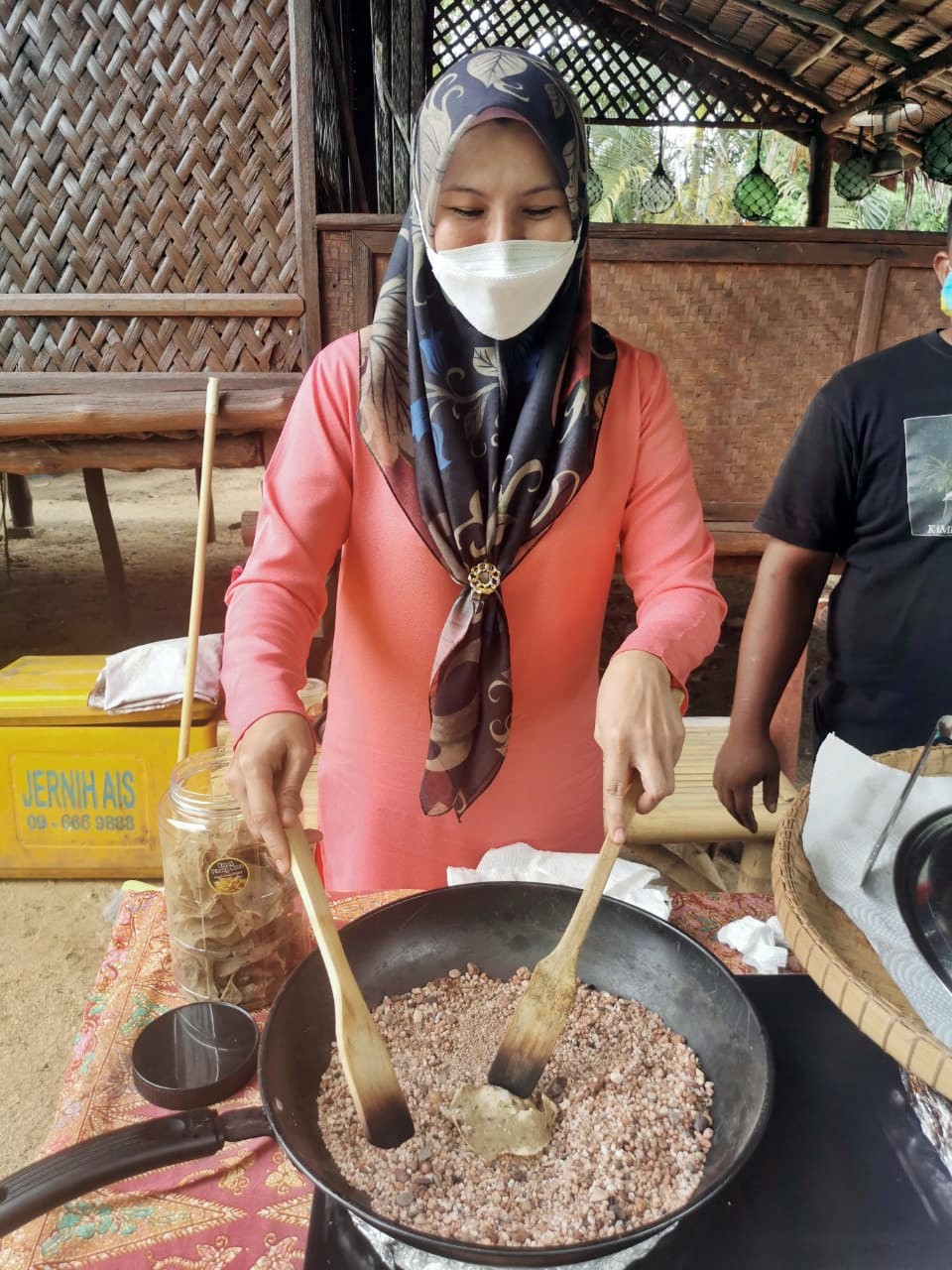 东：我们常见沙炒栗子，可是多少人见过沙炒鱼饼？不妨到登州文化村走一趟，见识沙炒鱼饼的示范。