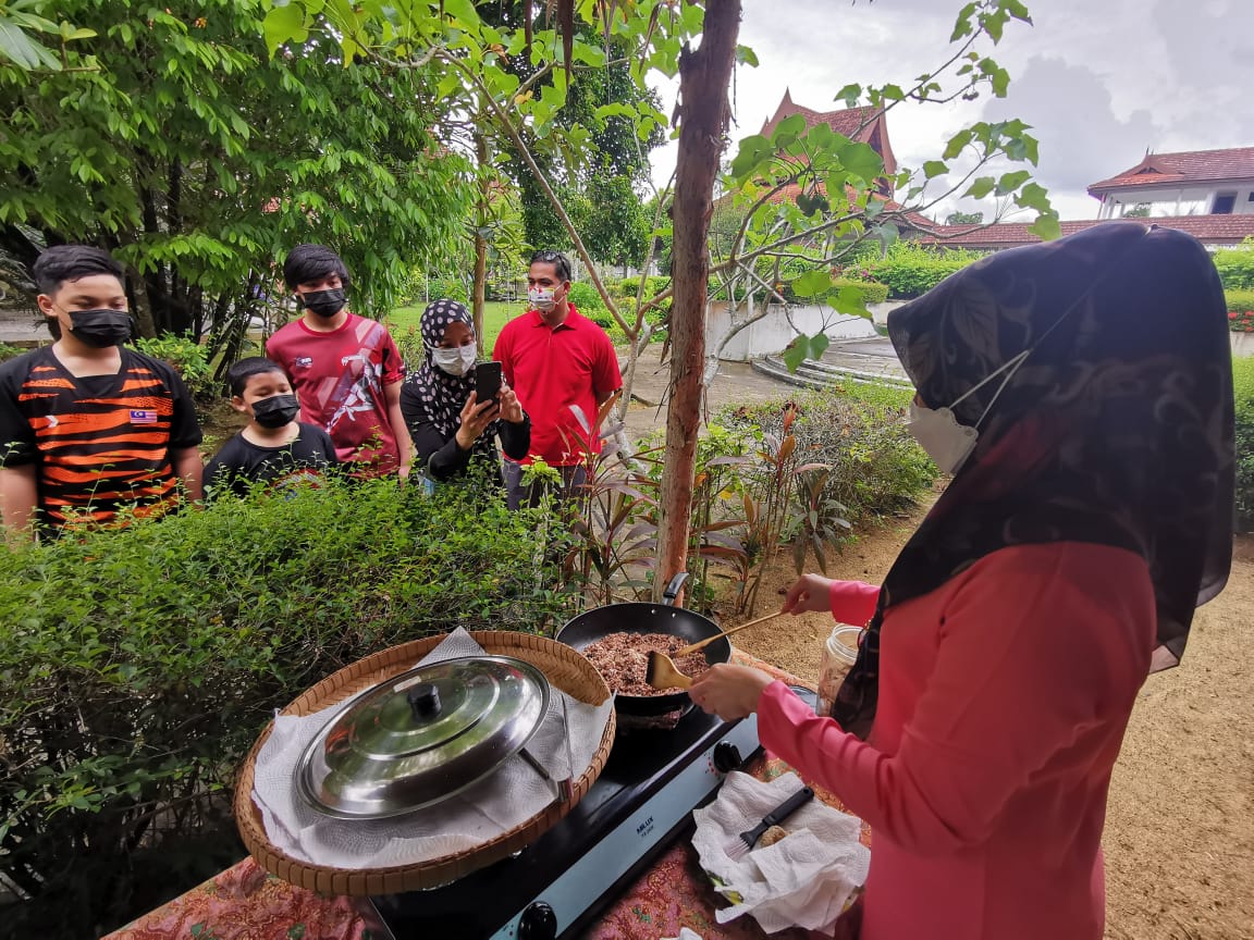 东：我们常见沙炒栗子，可是多少人见过沙炒鱼饼？不妨到登州文化村走一趟，见识沙炒鱼饼的示范。
