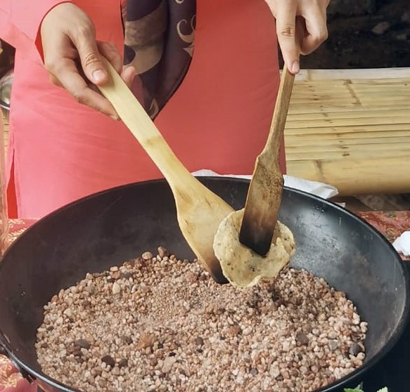 东：我们常见沙炒栗子，可是多少人见过沙炒鱼饼？不妨到登州文化村走一趟，见识沙炒鱼饼的示范。
