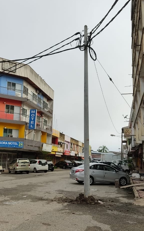 东:文德甲巴刹叶李路的电灯柱昨午被车辆撞倒电缆拉扯下来,国能已经重新把灯柱建立修复。