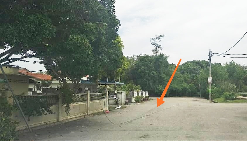 东:文德甲花园住宅区电话线,日前被重型车辆经过时扯下来路面,所幸没有引起严重意外事故。