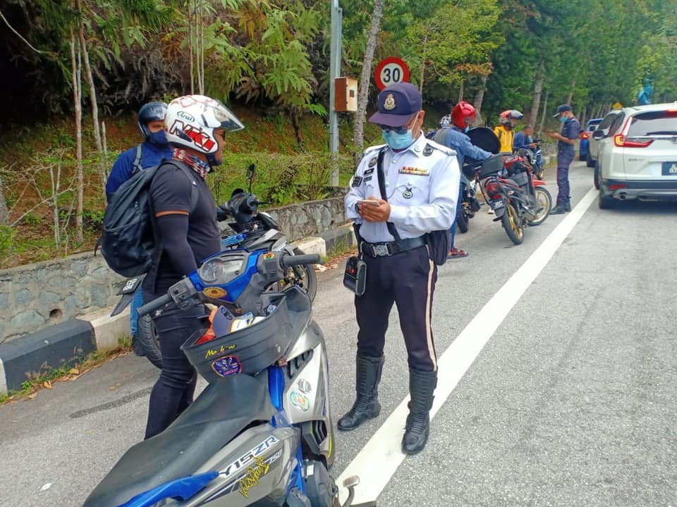东：旅游区出现大量人潮 ，文冬警方拉队到贞德拜和云顶名牌城检查SOP