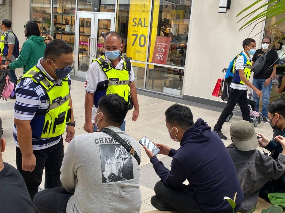 东:旅游区出现大量人潮 ,文冬警方拉队到贞德拜和云顶名牌城检查SOP