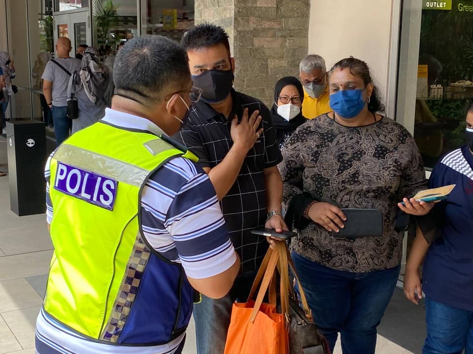 东：旅游区出现大量人潮 ，文冬警方拉队到贞德拜和云顶名牌城检查SOP