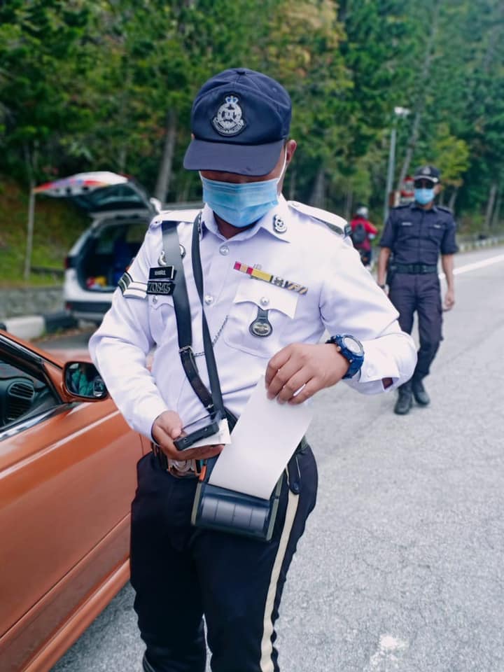 东：旅游区出现大量人潮 ，文冬警方拉队到贞德拜和云顶名牌城检查SOP
