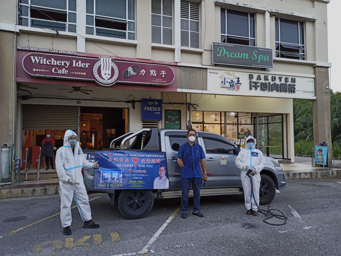 东：油鸡佬烧腊店同排超过15间餐饮商店消毒灭谣言