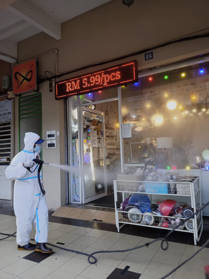 东：油鸡佬烧腊店同排超过15间餐饮商店消毒灭谣言