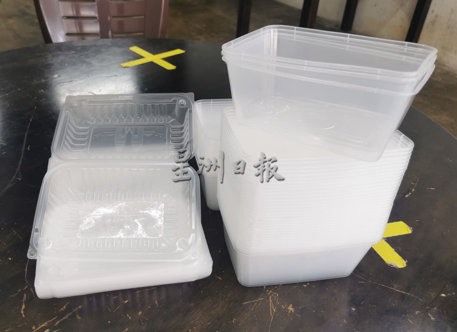 东:淡属咖啡商公会响应环保及配合政府禁用保丽龙饭盒措施,派发环保塑料饭盒于会员。