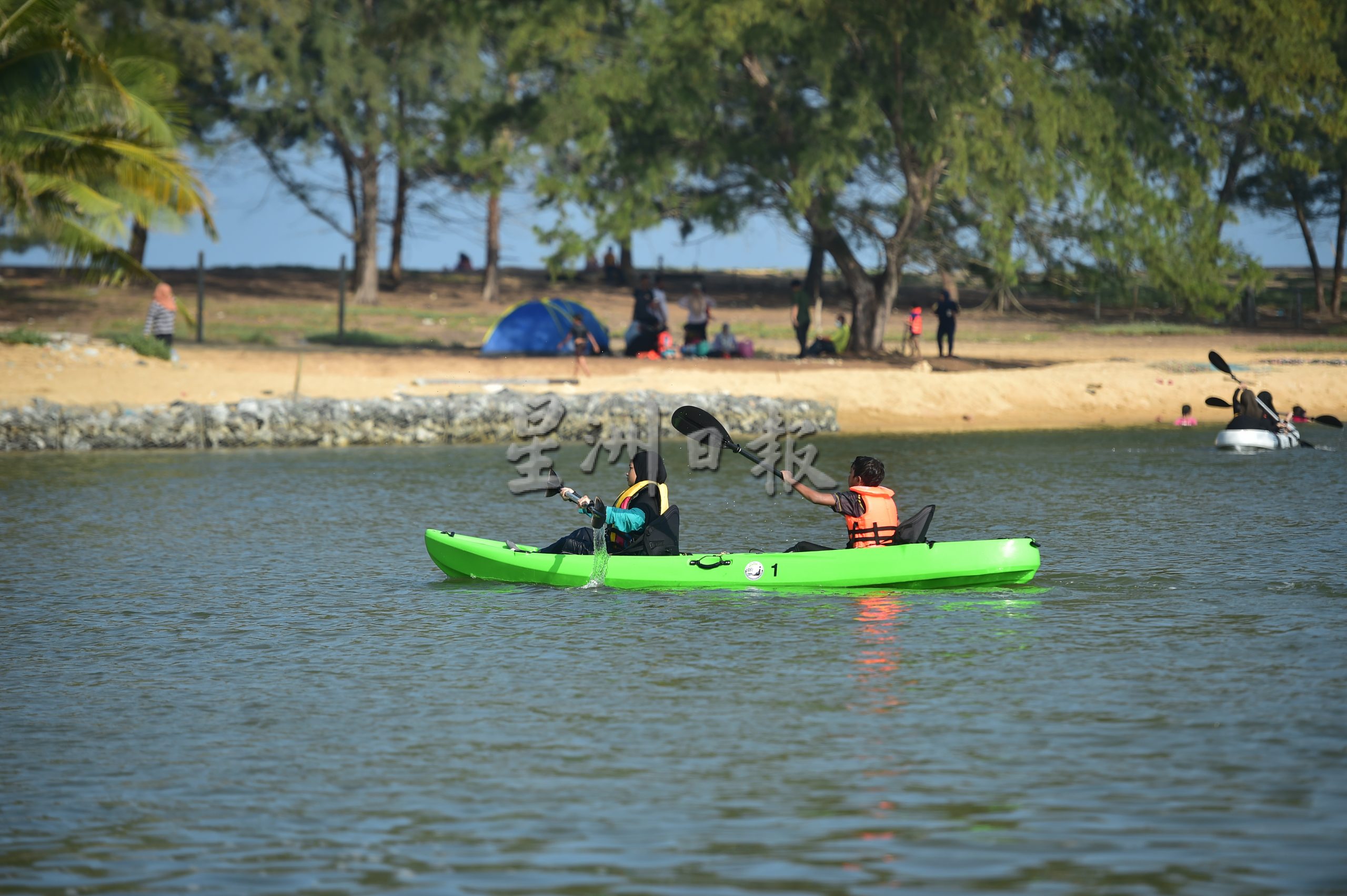 东：登州政府宣布位于墨江的“听风海滩”（Pantai Angin Berbisik）为州内最新的社区旅游景点，适合一家大小进行休闲观光活动。