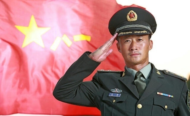 中国网民恶搞《鱿鱼游戏》.吴京又成“万能Key”	