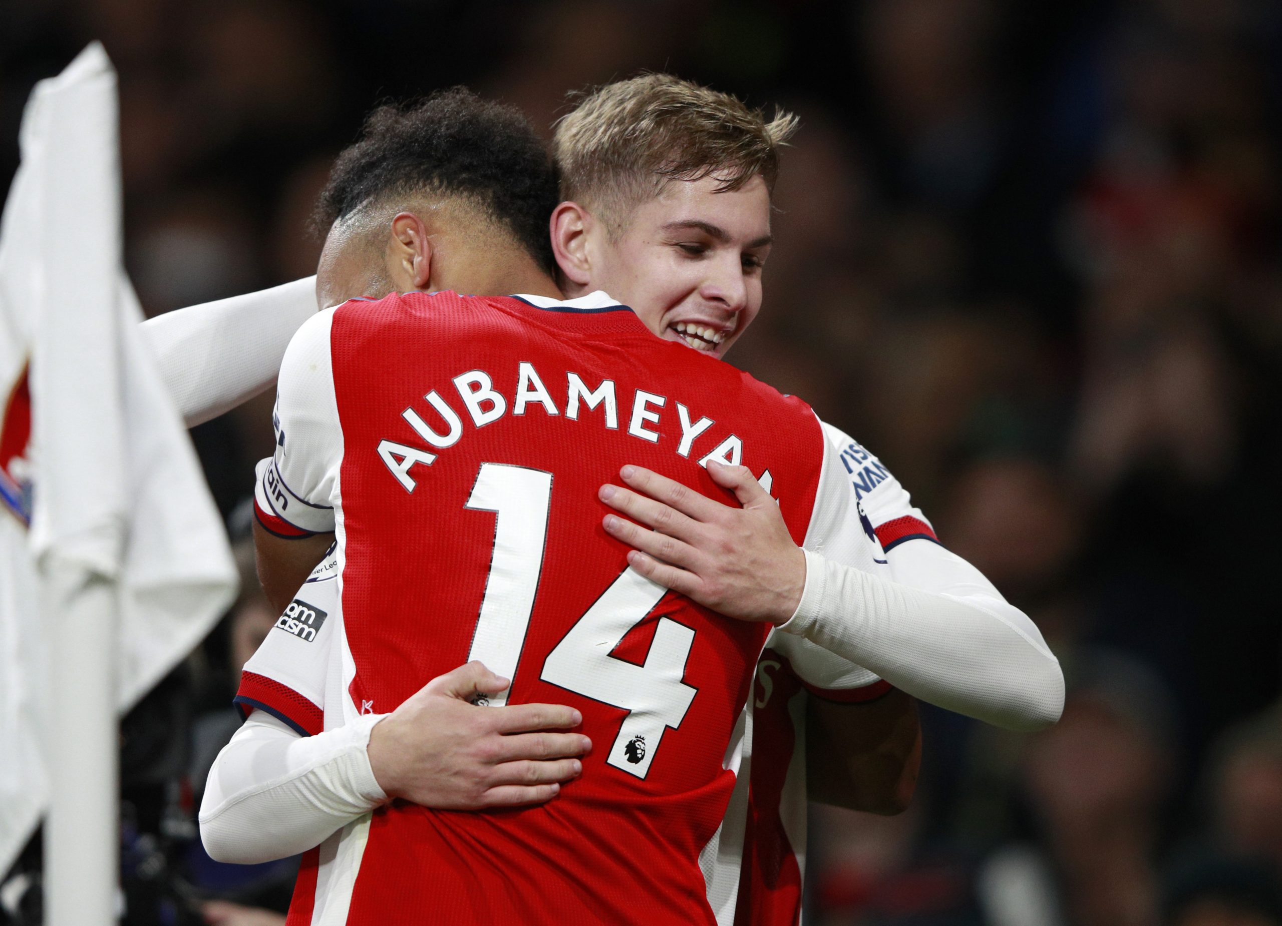 主场击退维拉人  枪手6轮不败