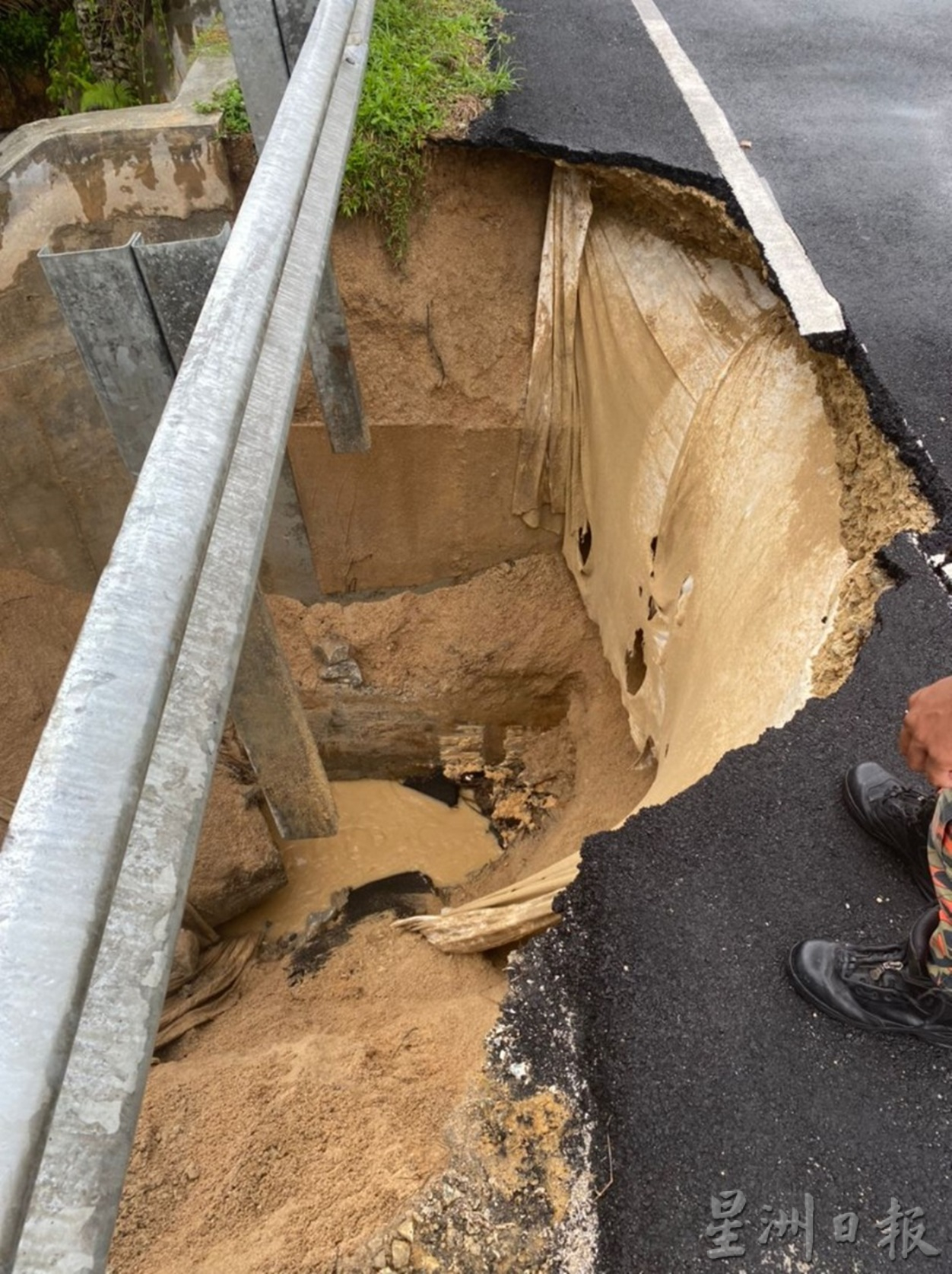 仁丹班映通往古布耶也道路 泥崩现深洞
