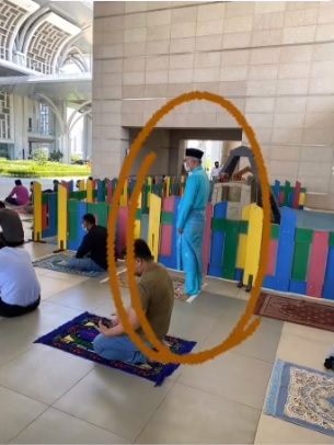 他是谁？没有贴身警卫或特别安排 领导人如百姓祈祷获赞