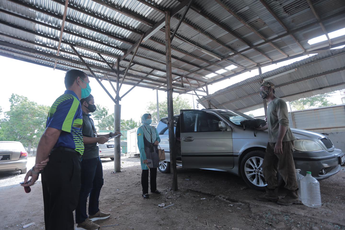 供星洲网/疫情影响,巫裔男子无法交租,一家五口只好以车为家