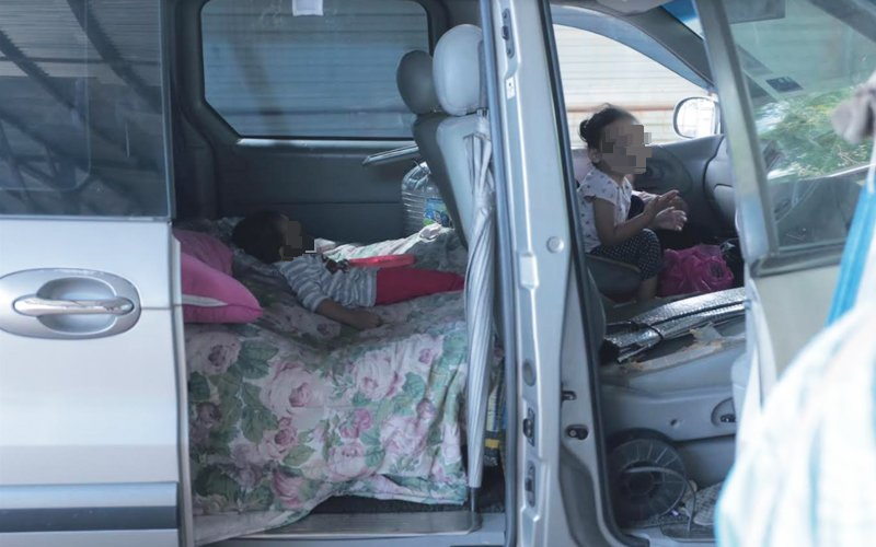 供星洲网/疫情影响,巫裔男子无法交租,一家五口只好以车为家