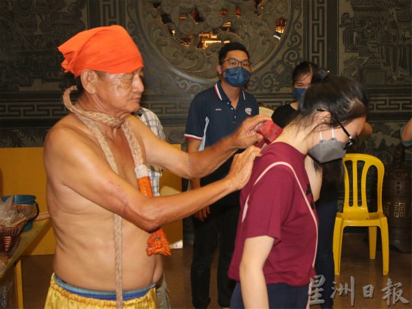 庇朥西天宫新常态游行，抬轿围绕西天宫一圈巡视“九五之尊”天坛建筑工地。