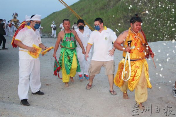 庇朥西天宫新常态游行，抬轿围绕西天宫一圈巡视“九五之尊”天坛建筑工地。