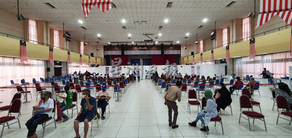 供fb/芙市政厅接种中心功成身退,400多中学生成最后一批接种者