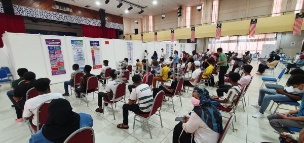 供fb/芙市政厅接种中心功成身退,400多中学生成最后一批接种者