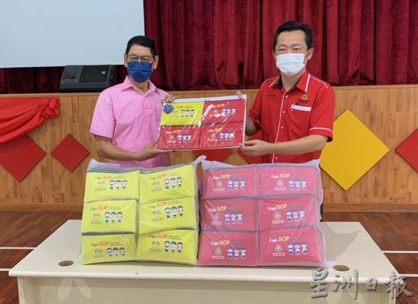 供FB／亚沙国会议员6千口罩收纳袋送13华小
