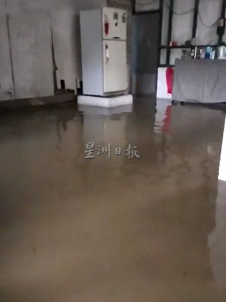 供fb/办丧事遇水患,丧府生气:防洪堤不防洪