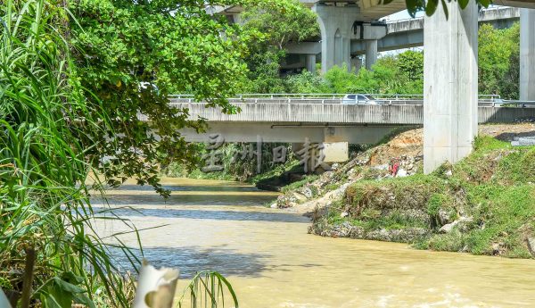 供fb/办丧事遇水患,丧府生气:防洪堤不防洪