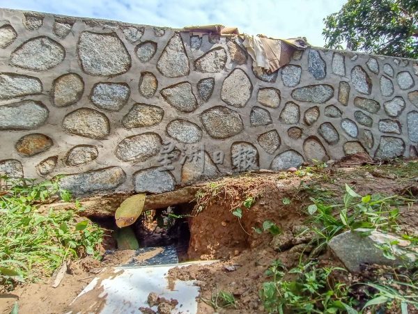 供fb/办丧事遇水患,丧府生气:防洪堤不防洪