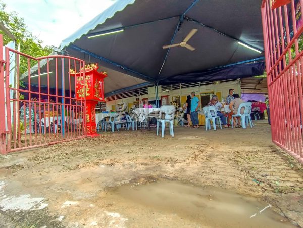 供fb/办丧事遇水患,丧府生气:防洪堤不防洪