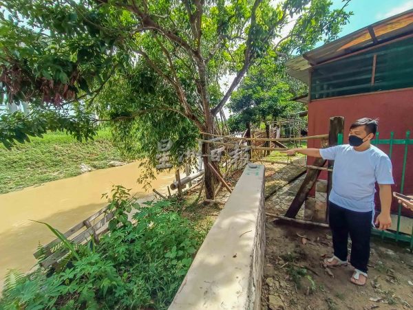 供fb/办丧事遇水患,丧府生气:防洪堤不防洪