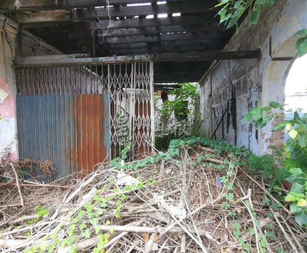 供fb/荒废店屋藏隐忧,甚至沦为大小解之地