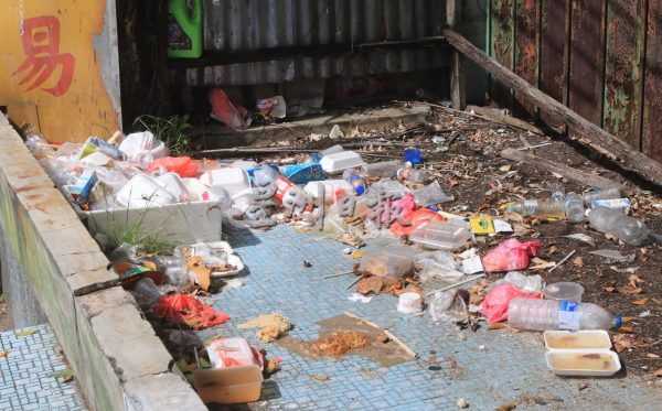 供fb/荒废店屋藏隐忧,甚至沦为大小解之地